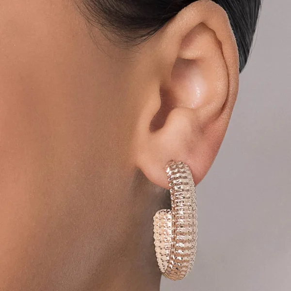 BRINCO MEIA ARGOLA TEXTURIZADO BANHADO A OURO 18K - TAM.ÚNICO 527426 - Image 2